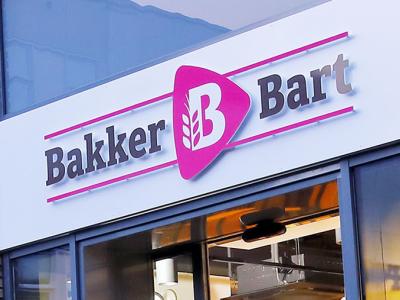 Vooraanzicht van een Bakker Bart gevelbord op een bakstenen muur.