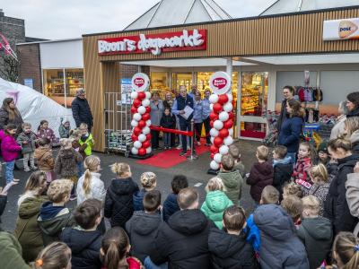 Opening van Boon's Dagmarkt in Zwartebroek met toespraak voor een gewijde menigte inclusief kinderen.