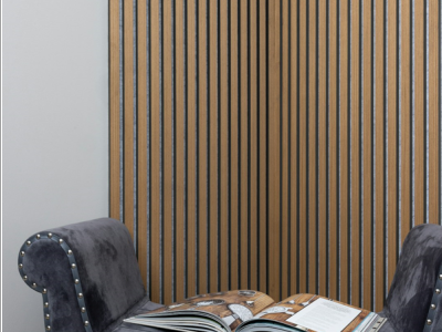 Stijlvolle grijze bank met open tijdschrift tegen moderne houten lambrisering.