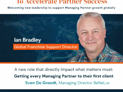 Ian Bradley, Global Franchise Support Director bij Valenta, met tekst over leiderschap en partnergroei op wereldkaartachte...