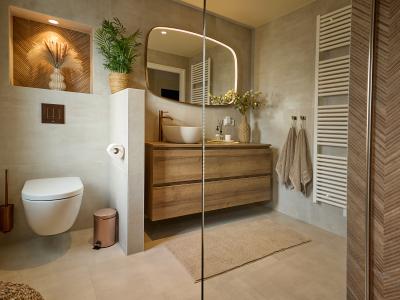 Moderne badkamer met houten elementen, een zwevend toilet, wastafelmeubel, spiegel met verlichting en decoratieve accessoi...