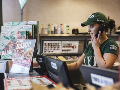 NYP medewerker aan het bellen