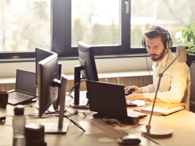Man achter bureau