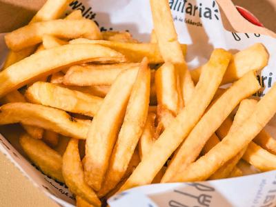 Kwalitaria trakteert klanten Voedselbank op gratis friet