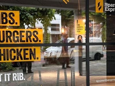 Nieuwe huisstijl Spare Rib Express op raam