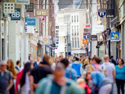 Drukte in een winkelstraat