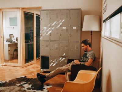 Zo optimaliseer je je bedrijfsruimte met de juiste lockers en werkplaatskasten