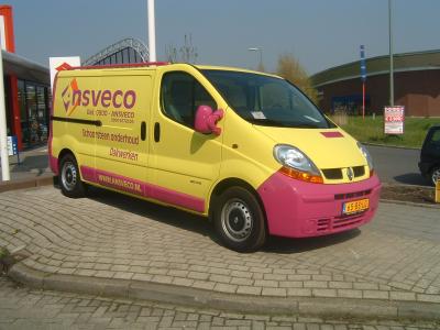 Gele en roze bestelwagen van Ansveco geparkeerd, met opschriften over schoorsteenonderhoud en dakwerken.
