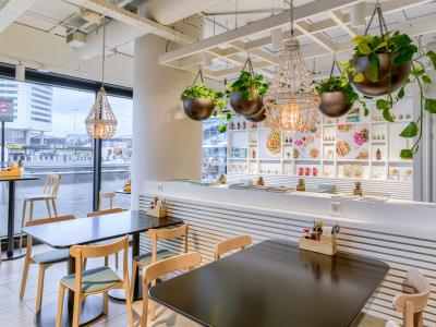 Poké Perfect landt op Schiphol Plaza met grootste vestiging ooit