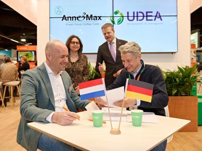 Ondertekening contract door Stephan Blommendaal en Wobbe van Zoelen, Anne&Max