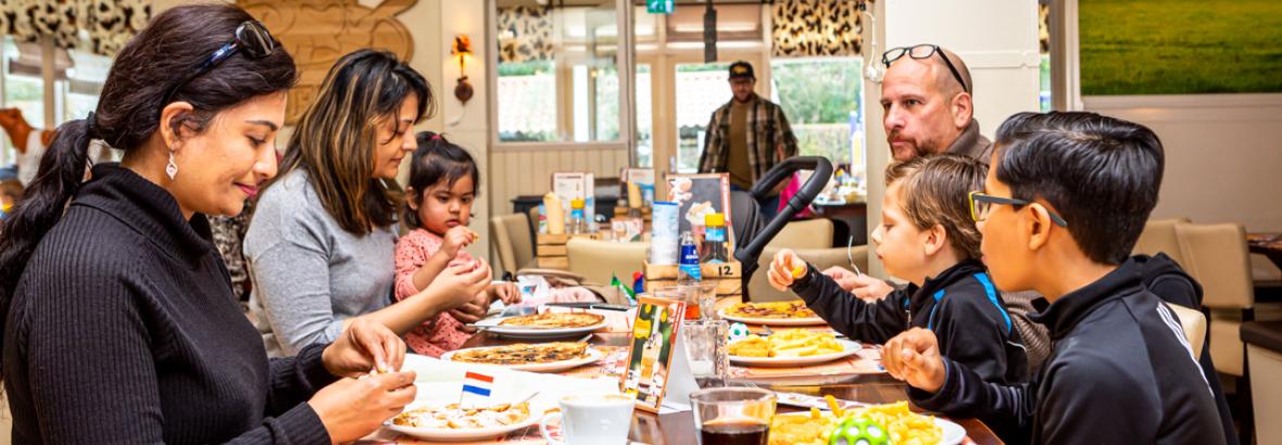 De Pannekoe franchise gezin aan tafel