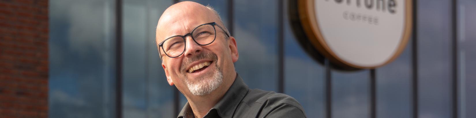 Eigenaar Ton van der Tang voor het hoofdkantoor in Zoetermeer