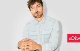 Man in lichte denim blouse met het s.Oliver-logo in de hoek, neutrale achtergrond.