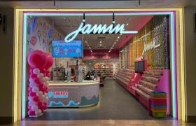 Ingang van Jamin-winkel in Amstelveen met kleurrijke snoepdisplays en ballondecoratie bij het interieur.