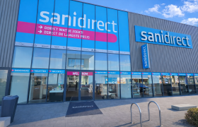 Sanidirect-winkel in Den Bosch met groot logo en uitnodigende winkelingang.