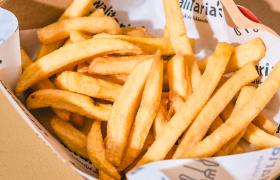 Kwalitaria trakteert klanten Voedselbank op gratis friet