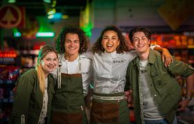 SPAR werknemers samen op de foto