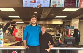 Wilco en Laurian bij hun Domino's Pizza Franchise vestiging