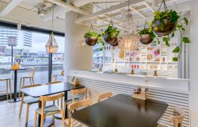 Poké Perfect landt op Schiphol Plaza met grootste vestiging ooit